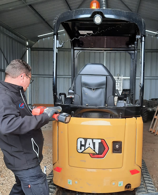 Intervention sur pare-brise pour engin TP en centre france | Glassassistance