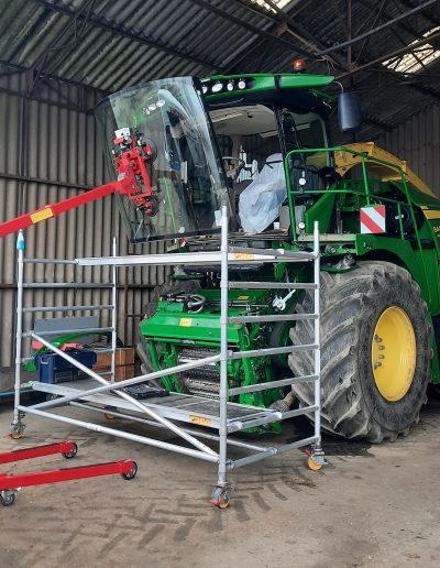 Glass'Assistance, le spécialiste de la Réparation ou remplacement de pare-brise pour engin agricole John Deere