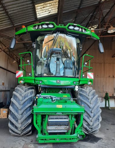 Glass'Assistance, le spécialiste de la Réparation ou remplacement de pare-brise pour engin agricole John Deere