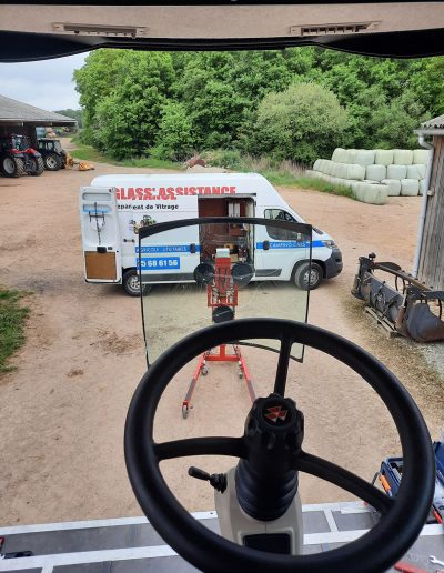 Glass'Assistance, le spécialiste de la Réparation ou remplacement de pare-brise pour engin agricole Massey ferguson IDEAL