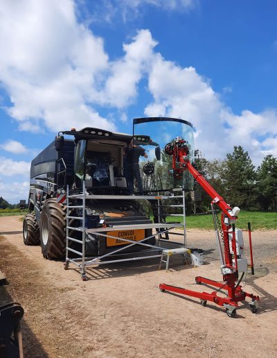 Glass'Assistance, le spécialiste de la Réparation ou remplacement de pare-brise pour engin agricole Massey ferguson IDEAL
