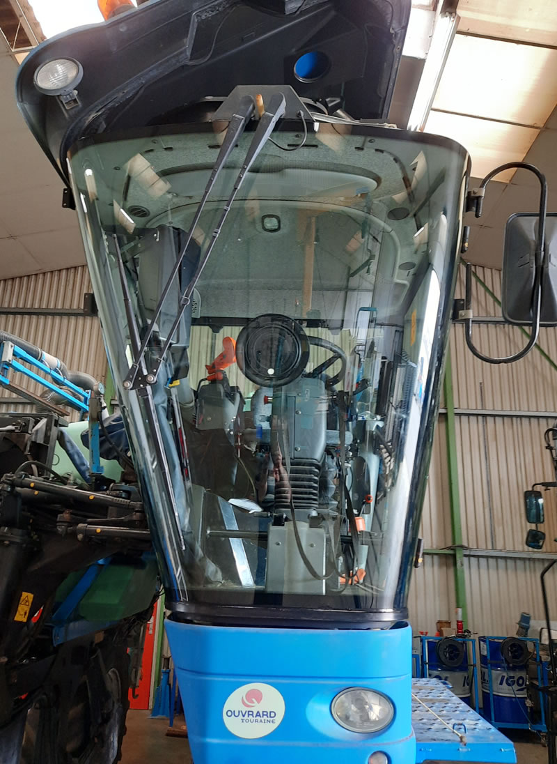 Glass'Assistance, le spécialiste de la Réparation ou remplacement de pare-brise pour vendangeuse New Holland