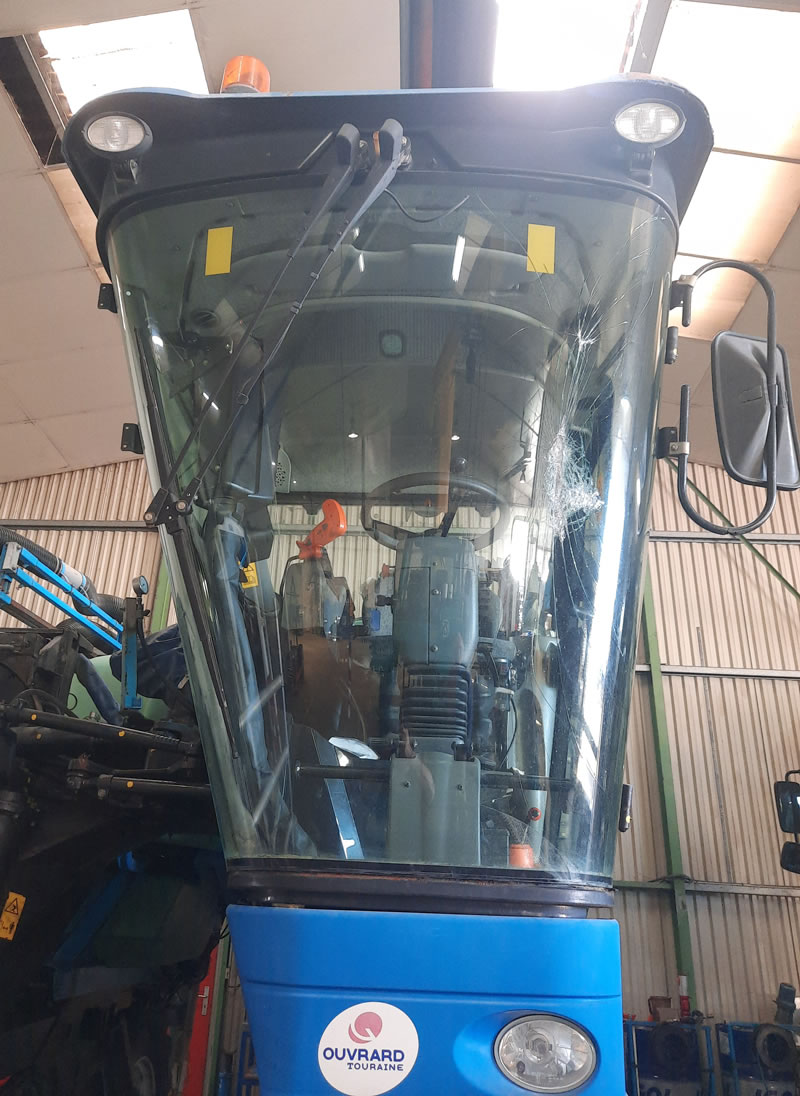 Glass'Assistance, le spécialiste de la Réparation ou remplacement de pare-brise pour vendangeuse New Holland