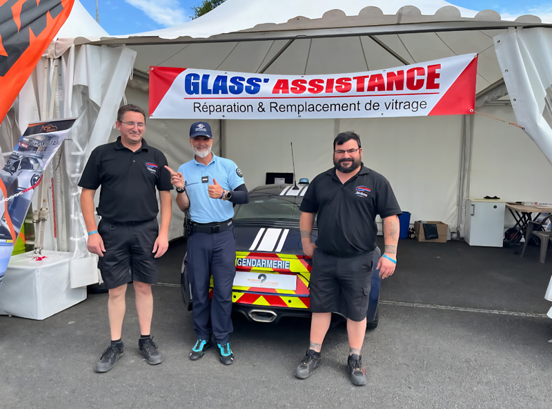 Glass'Assistance et la gendarmerie au stand de 500 Ferrari contre le cancer